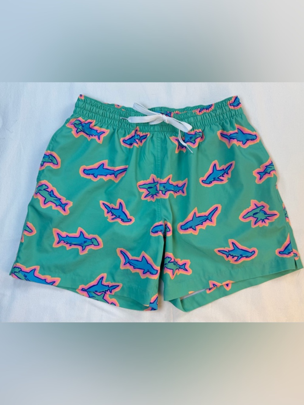 Chubbies Men’s 5.5” Classic Swim Trunks Sharks Size Small